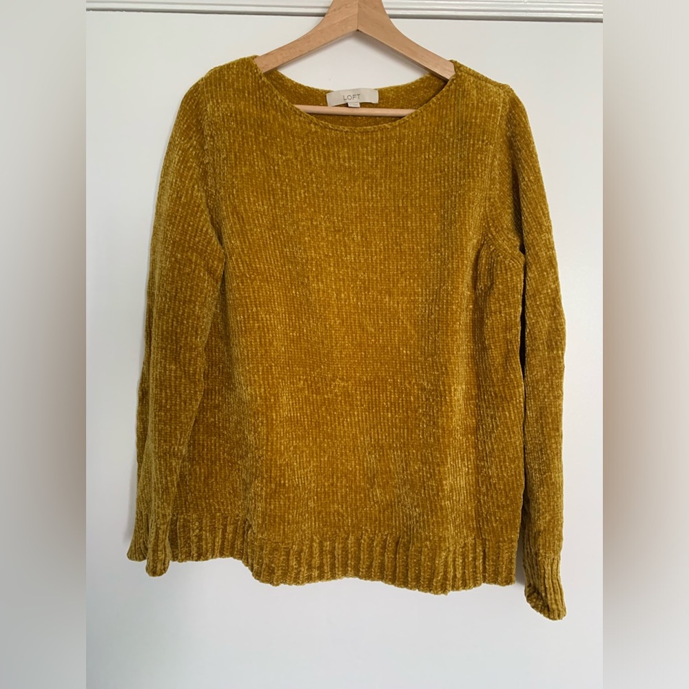 Woman’s Ann Taylor LOFT crew neck sweater in size L